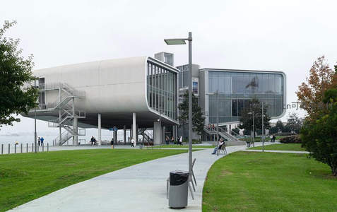 现代滨水建筑，简约设计与绿地交融