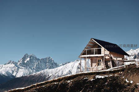 雪山之巅的木屋，壮丽与孤独并存