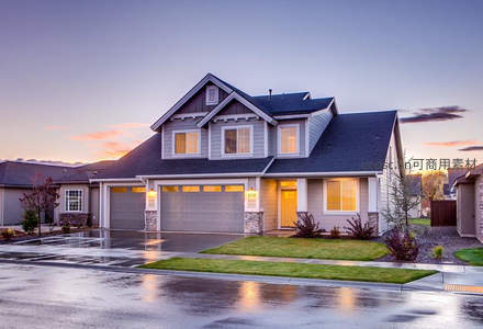 雨后初晴的郊区别墅，暖灯照亮归家之路
