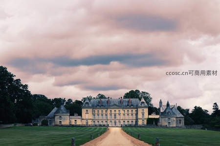 法式城堡在粉霞云下庄严肃穆