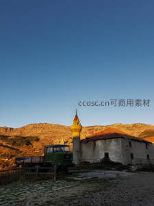 山间古寺与老卡车的黄昏剪影