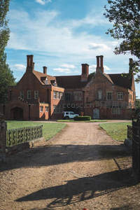 红砖古宅庭院深深，蓝天白云映衬宁静