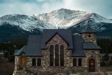 石砌教堂依雪山而立，庄严肃穆如画中景