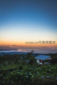 晨曦山巅小屋隐现，云海缭绕如仙境