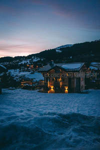 雪夜山间木屋灯火温暖如家