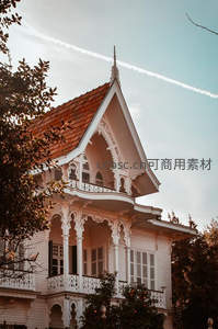 精致白色木屋在绿树掩映下显得格外优雅