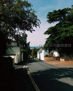 乡间小路蜿蜒向前，两旁白墙房屋宁静安详