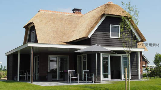 茅草屋顶现代农舍庭院