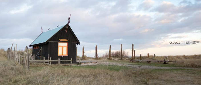 黄昏灯暖小屋静守沙丘