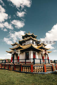 金顶藏式寺庙，蓝天白云下庄严神圣