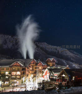 雪山小镇夜空下的温泉雾气