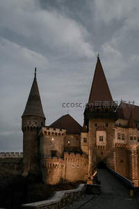 暮色古堡尖塔耸立云层之下