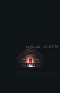 深夜木屋红门点亮寂静黑暗