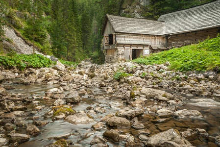 山涧溪流穿行古朴木屋旁
