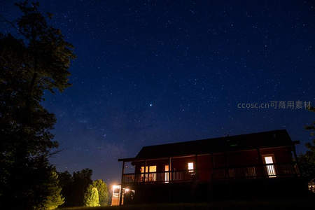 星空下的木屋静谧夜景