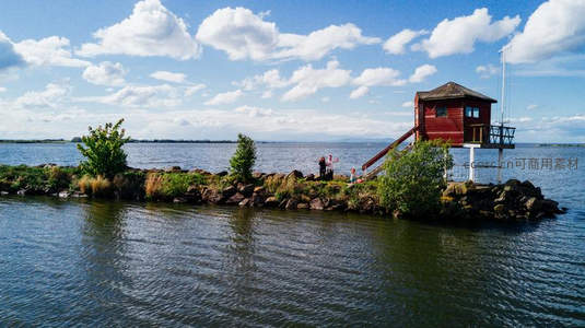 湖中小岛红屋与蓝天白云