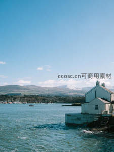 湖畔白屋远山，碧水帆影点点