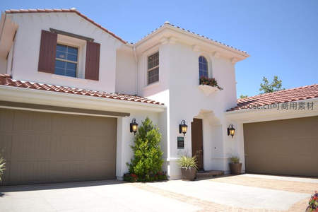 白色地中海风格别墅，红瓦拱门尽显优雅