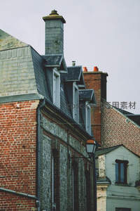 砖石老屋与灰色瓦顶的街景