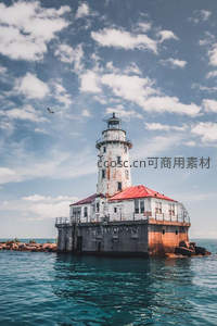 海中孤灯塔，云影共徘徊