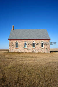 田野中石砌教堂孤寂矗立