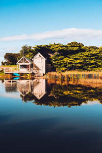 湖畔木屋倒影如画般宁静
