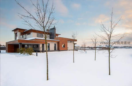 雪景中的现代木屋别墅