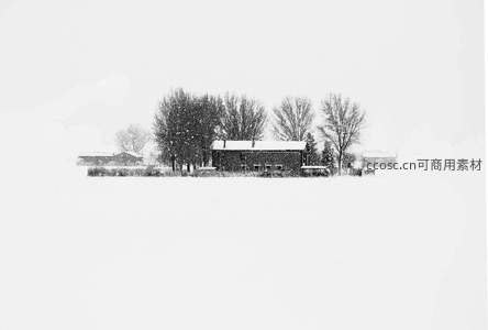 雪中孤屋静谧如画