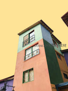 彩色建筑仰拍视角