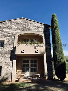 石砌别墅庭院阳光惬意