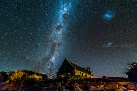 星空下的古老教堂，银河横跨夜空璀璨夺目