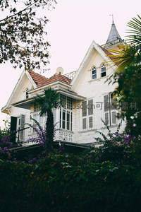 白色维多利亚式老宅，藤蔓缠绕尽显复古浪漫