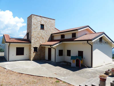 现代石砌别墅依山而建视野开阔