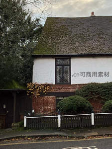 古朴英式乡村小屋，青苔屋顶与砖墙相映