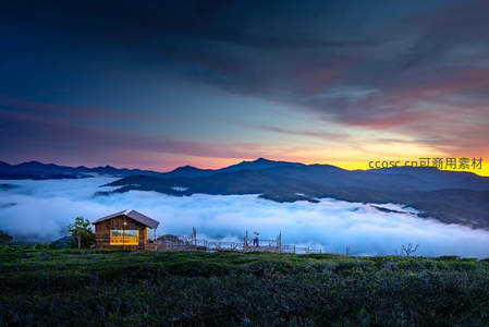 云海之上观日出，山顶木屋伴霞光万丈