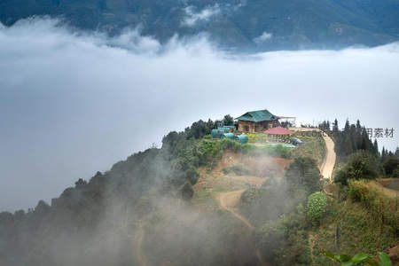 云海之巅的山间小屋，静谧如仙境