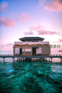 水上别墅夕阳染粉云霞