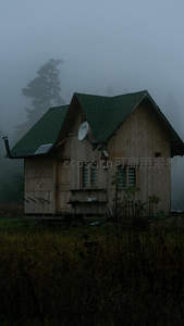 雾霭森林中的神秘木屋