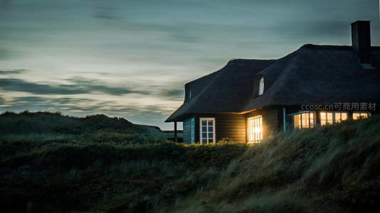 黄昏草屋灯火温暖如家