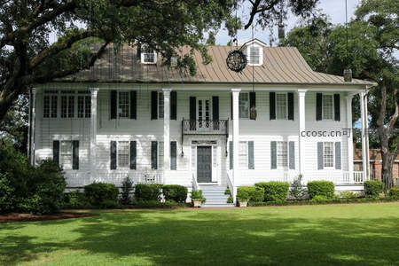 古典白宅绿荫环绕庭院