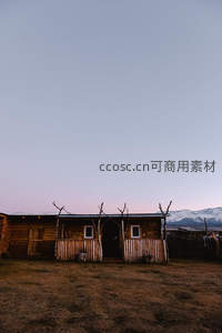 木屋夕照雪山静谧相伴