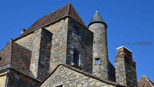 石砌古堡塔楼映衬晴朗蓝天