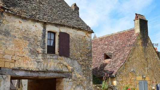 斑驳石墙老屋展现岁月痕迹