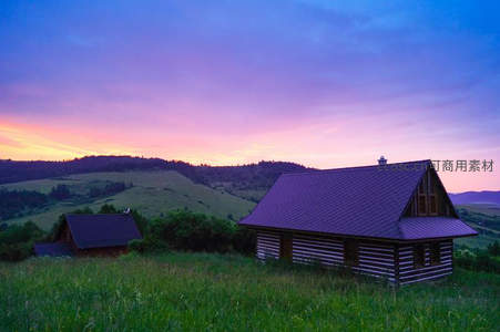 山巅木屋晚霞映照宁静田园