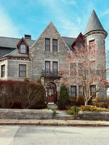 哥特式石砌城堡秋日街景