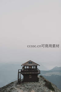 孤峰之巅的木质瞭望塔