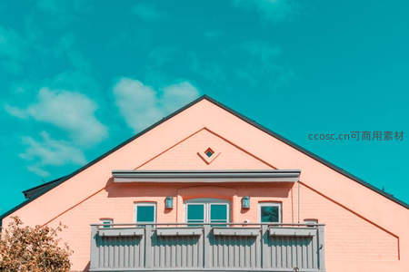 粉色砖墙建筑与蔚蓝天空的几何之美