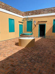 黄墙青窗庭院中的古典水井