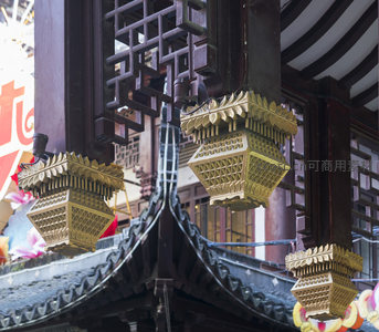 古建筑檐角金饰特写