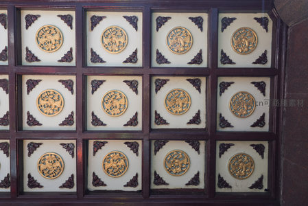 雕花龙凤窗格，金碧辉煌映古韵